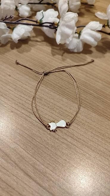 Narukvica sa podesivim koncem i belim emajl privjeskom mašnice - at lalafo.rs — 2 Narukvica sa podesivim koncem i belim emajl privjeskom mašnice - — 2