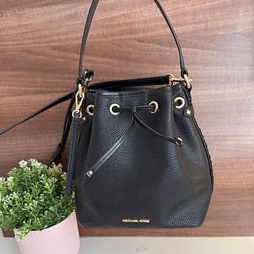 Original Michael Kors torba Nova,bez etikete Crna sa logom, drawstring na lalafo.rs — 10 Original Michael Kors torba Nova,bez etikete Crna sa logom, drawstring — 10