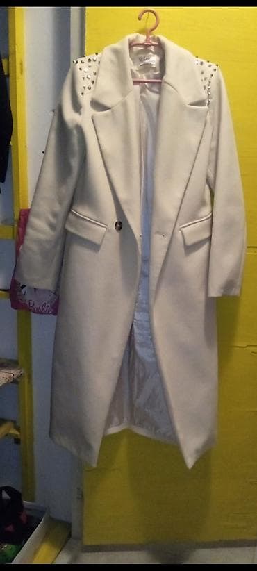 Elegantan ženski kaput u krem/bež boji, klasičnog ravnog kroja do na lalafo.rs — 9 Elegantan ženski kaput u krem/bež boji, klasičnog ravnog kroja do — 9