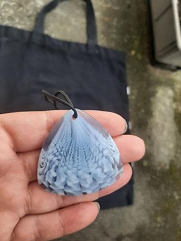 Retro plavi privezak u obliku školjke Privezak je iz 90-tih godina na lalafo.rs — 3 Retro plavi privezak u obliku školjke Privezak je iz 90-tih godina — 3