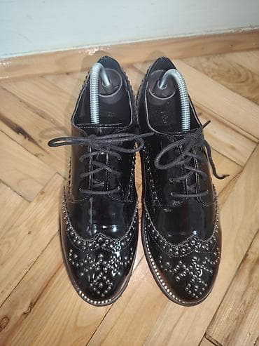 Ženske lakovane cipele sa pertlama, crne boje, brogue stil sa ukrasnim na lalafo.rs — 1 Ženske lakovane cipele sa pertlama, crne boje, brogue stil sa ukrasnim — 1