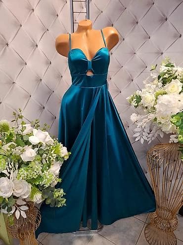 Svečana duga haljina od satena u smaragdno zelenoj/teal nijansi. Model na lalafo.rs Svečana duga haljina od satena u smaragdno zelenoj/teal nijansi. Model