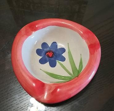 Ukrasna pepeljara keramička, fi 12,5 cm, kao nova at lalafo.rs — 4 Ukrasna pepeljara keramička, fi 12,5 cm, kao nova — 4