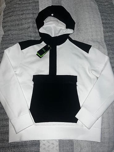 HUGO BOSS duks vel. M NOVO Izuzetan model, prijatan na dodir sa na lalafo.rs HUGO BOSS duks vel. M NOVO Izuzetan model, prijatan na dodir sa