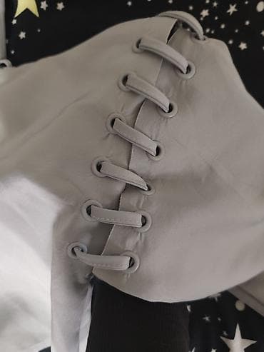 Siva ženska bluza sa vezicama - Model: dugi rukav, upečatljiv dizajn na lalafo.rs — 2 Siva ženska bluza sa vezicama - Model: dugi rukav, upečatljiv dizajn — 2