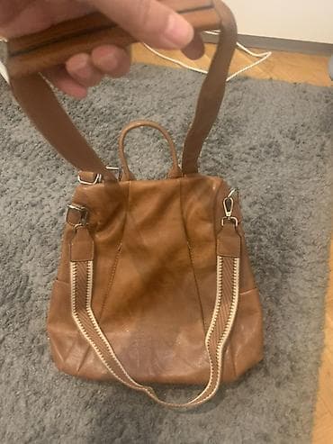 NOV Ženska torba/ruksak 2-u-1, karmel braon boje. - Materijal: 100% na lalafo.rs — 2 NOV Ženska torba/ruksak 2-u-1, karmel braon boje. - Materijal: 100% — 2