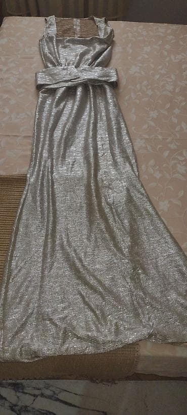 Duga svečana haljina u srebrnoj boji, sa metalik sjajem. Model je bez na lalafo.rs Duga svečana haljina u srebrnoj boji, sa metalik sjajem. Model je bez