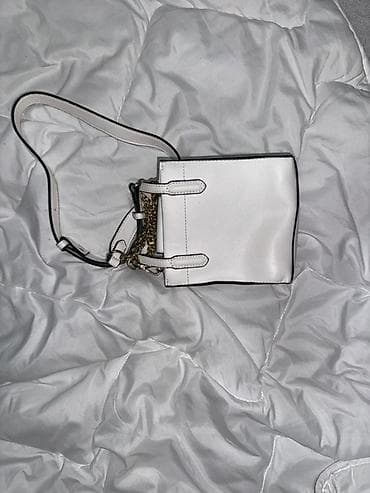 Bela mini torbica preko ramena sa reljefnim logom Nine West. Kompaktna at lalafo.rs — 1 Bela mini torbica preko ramena sa reljefnim logom Nine West. Kompaktna — 1