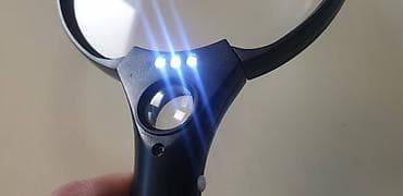 Velika lupa, precnika 13,3cm sa LED svetlom koje radi pomocu tri AAA at lalafo.rs — 2 Velika lupa, precnika 13,3cm sa LED svetlom koje radi pomocu tri AAA — 2