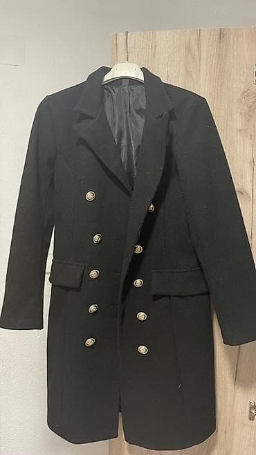 sako laneni: Elegantni ženski kaput u crnoj boji, dužine do iznad kolena. Model sa at lalafo.rs — 1 sako laneni: Elegantni ženski kaput u crnoj boji, dužine do iznad kolena. Model sa — 1