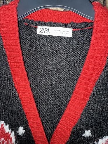 dve suknje po: Zara(novi)pleteni prsluk bez rukava sa prazničnim motivima. - Model na lalafo.rs — 4 dve suknje po: Zara(novi)pleteni prsluk bez rukava sa prazničnim motivima. - Model — 4