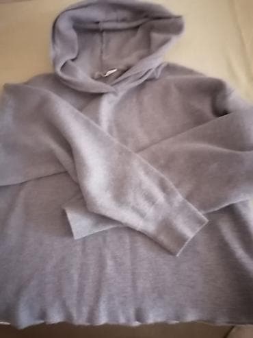 Siva dukserica sa kapuljačom - Jednobojna, svetlosiva boja - Model na lalafo.rs — 4 Siva dukserica sa kapuljačom - Jednobojna, svetlosiva boja - Model — 4