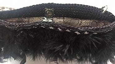 Elegantna ručno heklana crna torba sa perjem i bisernim lancem Ova na lalafo.rs — 6 Elegantna ručno heklana crna torba sa perjem i bisernim lancem Ova — 6