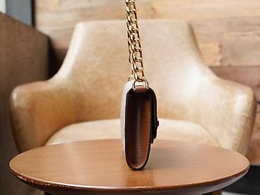 Dizajnerska tašna sa lancem – monogram platno i kožni detalji - at lalafo.rs — 7 Dizajnerska tašna sa lancem – monogram platno i kožni detalji - — 7