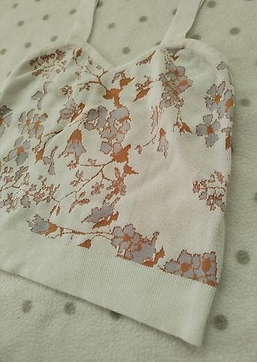 DILVIN knit crop top majica. Veličina S na lalafo.rs — 4 DILVIN knit crop top majica. Veličina S — 4