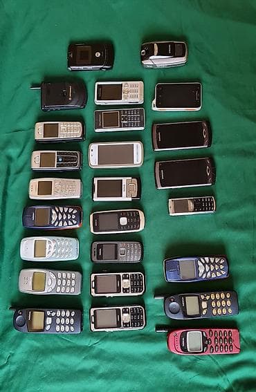 kom sa etiketom: Kolekcija starijih mobilnih telefona – više brendova i formata. U at lalafo.rs — 2 kom sa etiketom: Kolekcija starijih mobilnih telefona – više brendova i formata. U — 2
