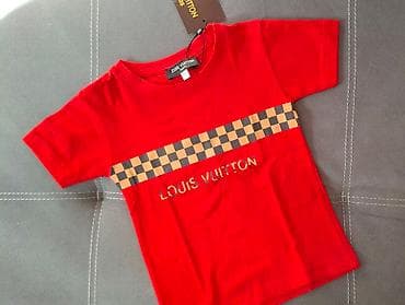 Crvena dečja majica kratkih rukava sa printom “LOUIS VUITTON” na na lalafo.rs — 2 Crvena dečja majica kratkih rukava sa printom “LOUIS VUITTON” na — 2