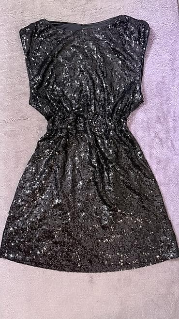 Elegantna mini haljina od crnih šljokica sa postavom. Savrsena za na lalafo.rs — 2 Elegantna mini haljina od crnih šljokica sa postavom. Savrsena za — 2