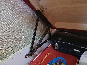 Kauč u kombinaciji crvene i bež boje, sa zaobljenim naslonom. Ovaj na lalafo.rs — 4 Kauč u kombinaciji crvene i bež boje, sa zaobljenim naslonom. Ovaj — 4