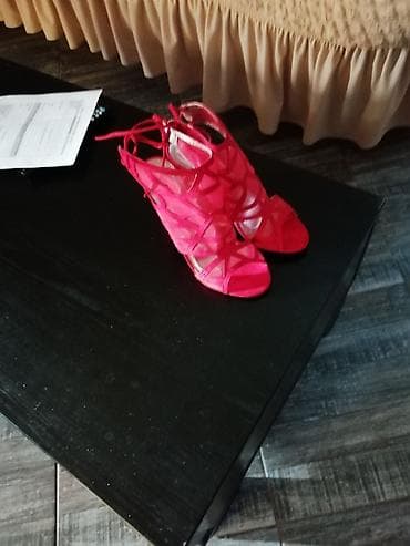 Nove, nijednom obuvene at lalafo.rs — 6 Nove, nijednom obuvene — 6