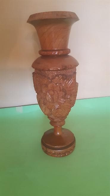 Drvena rezbarena vaza – NEKORIŠĆENA - Materijal: puno drvo, ručni rad na lalafo.rs Drvena rezbarena vaza – NEKORIŠĆENA - Materijal: puno drvo, ručni rad