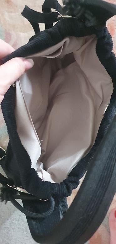 Crna torba sa znakom D na sredini spreda, znak kao diesel . potpuno at lalafo.rs — 5 Crna torba sa znakom D na sredini spreda, znak kao diesel . potpuno — 5