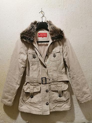 Ženska zimska jakna bež boje sa krznenom kragnom i kaišem. Jakna ima na lalafo.rs — 1 Ženska zimska jakna bež boje sa krznenom kragnom i kaišem. Jakna ima — 1