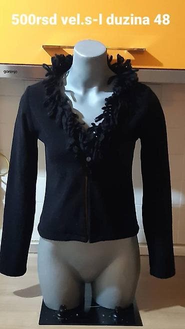 Crni ženski kardigan/blejzer sa dugim rukavima. Model je strukiran na lalafo.rs — 1 Crni ženski kardigan/blejzer sa dugim rukavima. Model je strukiran — 1