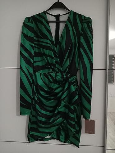 Zelena mini haljina sa crno-zebra printom. Satenski sjaj, preklopljen at lalafo.rs Zelena mini haljina sa crno-zebra printom. Satenski sjaj, preklopljen