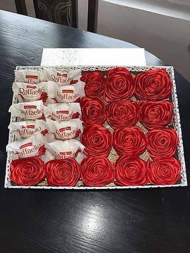 Poklon kutija – aranžman sa Raffaello poslasticama i ružama od satena na lalafo.rs Poklon kutija – aranžman sa Raffaello poslasticama i ružama od satena