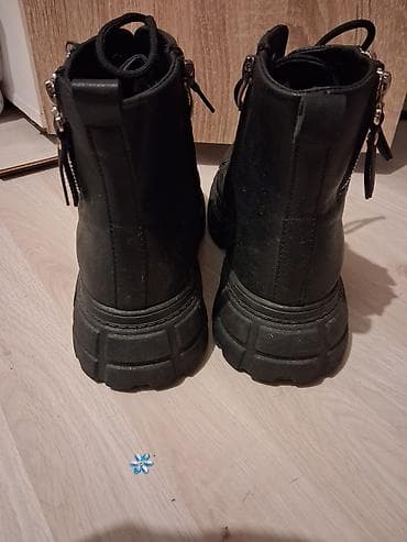 Crne ženske gležnjače sa platformom Broj 39 ali su manji kalup na lalafo.rs — 6 Crne ženske gležnjače sa platformom Broj 39 ali su manji kalup — 6