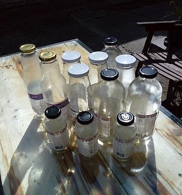 Flaše od aronije sa cepovima.Sve ciste,kao nove.Licno preužimanje u na lalafo.rs — 3 Flaše od aronije sa cepovima.Sve ciste,kao nove.Licno preužimanje u — 3