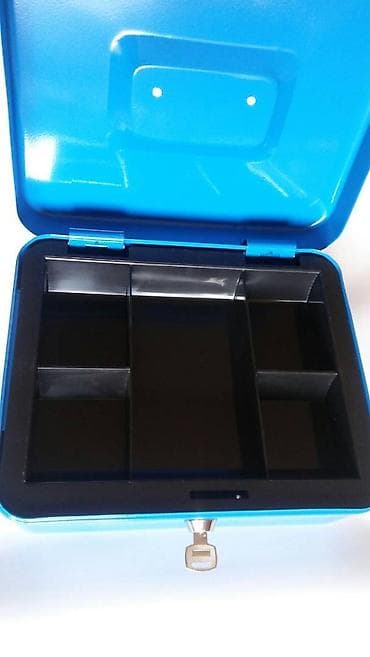 Sef za novac u plavoj boji Ovaj praktični prenosivi sef idealan je za na lalafo.rs — 8 Sef za novac u plavoj boji Ovaj praktični prenosivi sef idealan je za — 8