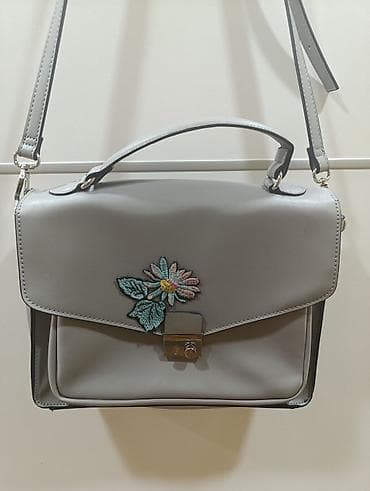 Siva ženska torba sa ručkom i podesivim kaišem za nošenje preko at lalafo.rs — 1 Siva ženska torba sa ručkom i podesivim kaišem za nošenje preko — 1