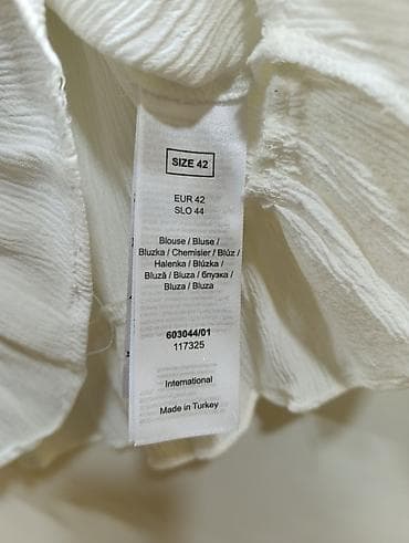 kom sa etiketom: Bela boho bluza Orsay sa volanima - Model: široka, lepršava bluza sa at lalafo.rs — 3 kom sa etiketom: Bela boho bluza Orsay sa volanima - Model: široka, lepršava bluza sa — 3