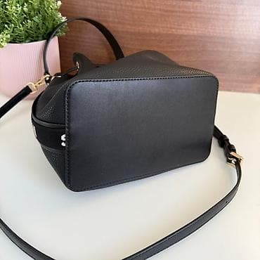 Original Michael Kors torba Nova,bez etikete Crna sa logom, drawstring na lalafo.rs — 4 Original Michael Kors torba Nova,bez etikete Crna sa logom, drawstring — 4