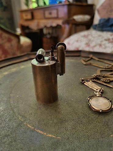 dve suknje po: Stari mesingani upaljac i lanac sa medaljonom sa dve slike. Komplet je at lalafo.rs — 1 dve suknje po: Stari mesingani upaljac i lanac sa medaljonom sa dve slike. Komplet je — 1