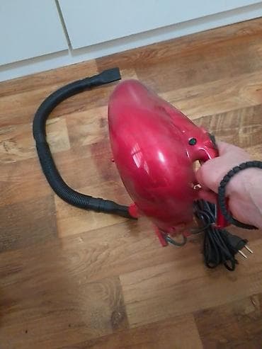 Ručni usisivač – crveni, sa crevom i nastavkom za uska mesta. - at lalafo.rs — 10 Ručni usisivač – crveni, sa crevom i nastavkom za uska mesta. - — 10