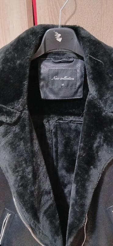 Crna ženska jakna sa krznenom postavom i kragnom (biker stil). - na lalafo.rs — 1 Crna ženska jakna sa krznenom postavom i kragnom (biker stil). - — 1