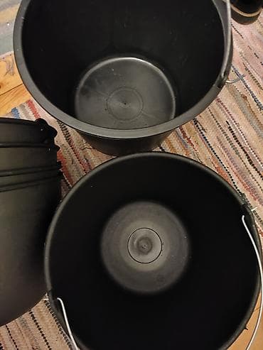 Set plastičnih kanti sa metalnom drškom - Crne okrugle kante, čvrsta na lalafo.rs — 2 Set plastičnih kanti sa metalnom drškom - Crne okrugle kante, čvrsta — 2