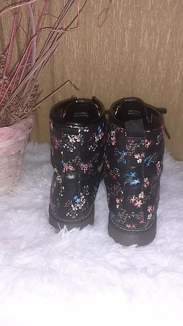 Crne cizme sa cveticima.
Broj 39, ocuvane at lalafo.rs — 9 Crne cizme sa cveticima.
Broj 39, ocuvane — 9