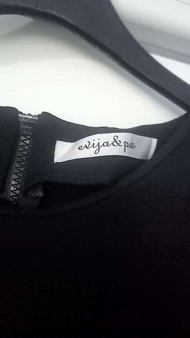 kom sa etiketom: Crna uska haljina „evija & pa” sa crvenim panelima Ima jednu manu at lalafo.rs — 3 kom sa etiketom: Crna uska haljina „evija & pa” sa crvenim panelima Ima jednu manu — 3