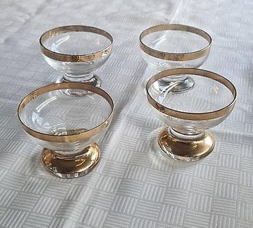 Četiri male čaše sa pozlatom na rubu. Čaše su dosta stare. Mogu da se na lalafo.rs Četiri male čaše sa pozlatom na rubu. Čaše su dosta stare. Mogu da se