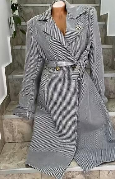 Ženski kaput/trečkot sa sitnim crno‑belim prugama. - Kroj: klasičan na lalafo.rs Ženski kaput/trečkot sa sitnim crno‑belim prugama. - Kroj: klasičan