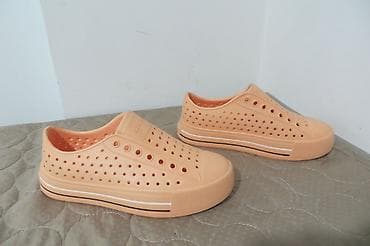 Patike br 40 potpuno nove, materijal guma, moderan stil na lalafo.rs Patike br 40 potpuno nove, materijal guma, moderan stil