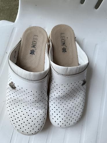 LEON medicinske klompe br.41 – bele, perforirane - Model: LEON at lalafo.rs — 2 LEON medicinske klompe br.41 – bele, perforirane - Model: LEON — 2