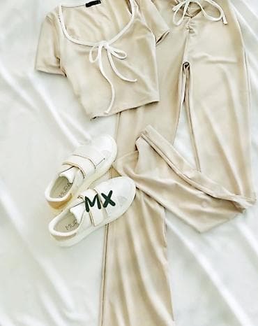 Komplet pantalone nabrane i majica sa trakama na lalafo.rs Komplet pantalone nabrane i majica sa trakama