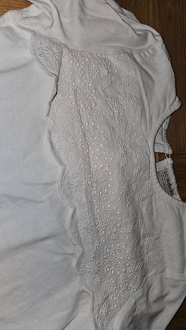Bela majica sa ukrasnim detaljem na prednjoj strani. Veličina 140-146 at lalafo.rs — 2 Bela majica sa ukrasnim detaljem na prednjoj strani. Veličina 140-146 — 2