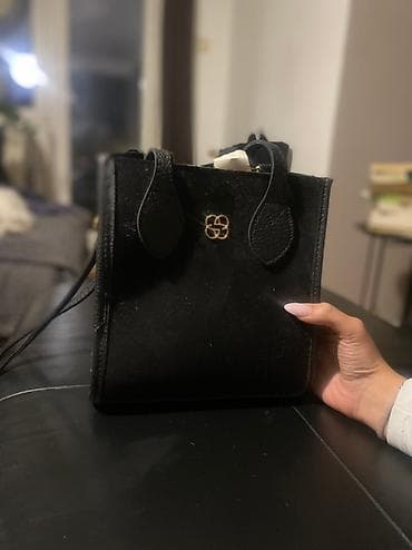 Crna torba sa dugim kaišem preko ramena i ručkama za nošenje u ruci na lalafo.rs — 4 Crna torba sa dugim kaišem preko ramena i ručkama za nošenje u ruci — 4