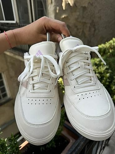 Adidas ženske patike – kožne bele sa ljubičastim detaljima - Model na lalafo.rs — 3 Adidas ženske patike – kožne bele sa ljubičastim detaljima - Model — 3